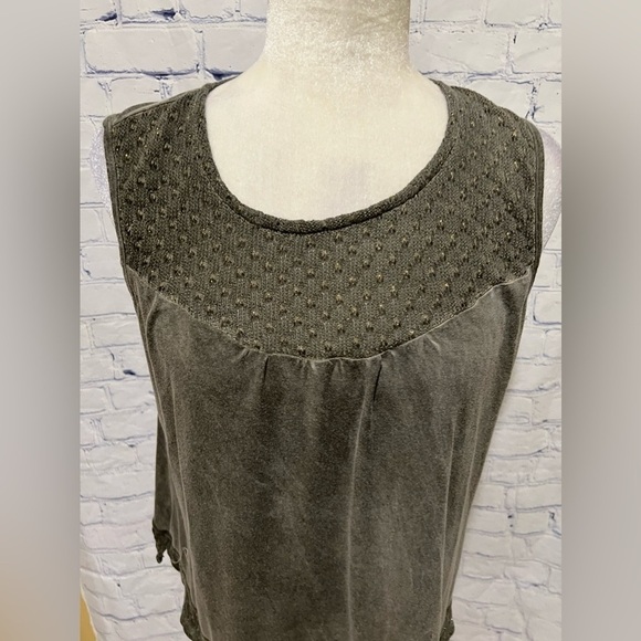 Fourteenth Place Women’s Gray With Gold Sleeveless Blouse Tank Top Sz Large - Picture 2 of 6